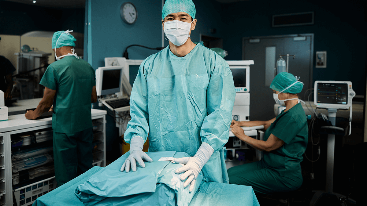 A photo of a surgeon about to open a Mölnlycke ProcedurePak Tray. 